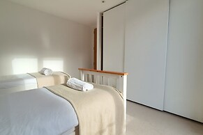 Spacious 3 Bedroom Flat in Kensington