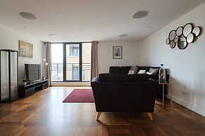 Spacious 3 Bedroom Flat in Kensington