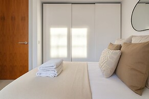 Spacious 3 Bedroom Flat in Kensington