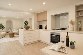 Stylish 4BR City Retreat