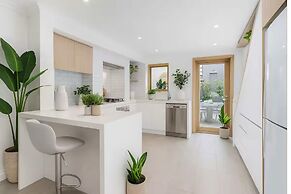 Stylish 4BR City Retreat