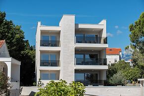 Bumblebee apartments & rooms with pool