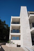 Bumblebee apartments & rooms with pool