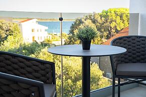 Bumblebee apartments & rooms with pool