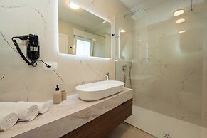 Bumblebee apartments & rooms with pool