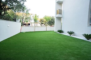 Bumblebee apartments & rooms with pool