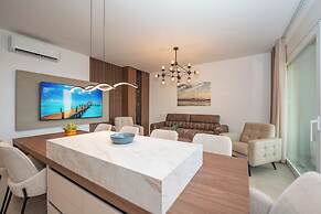 Bumblebee apartments & rooms with pool
