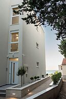 Bumblebee apartments & rooms with pool
