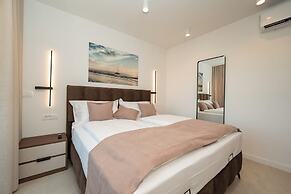 Bumblebee apartments & rooms with pool