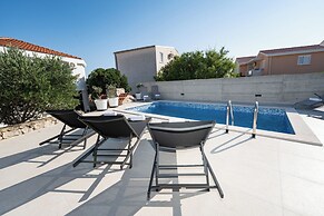Holiday Home Tika's Blue-Private Pool