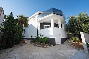 Holiday Home Tika's Blue-Private Pool