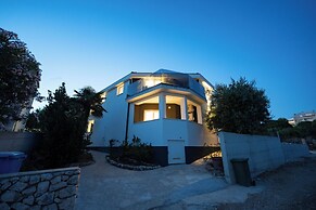 Holiday Home Tika's Blue-Private Pool