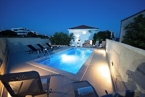 Holiday Home Tika's Blue-Private Pool