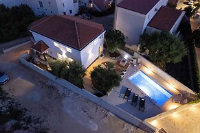 Holiday Home Tika's Blue-Private Pool