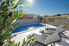 Holiday Home Tika's Blue-Private Pool