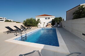 Holiday Home Tika's Blue-Private Pool