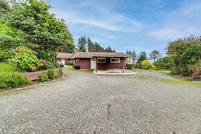 Fish & Hike: Quiet Smith River Cabin Near Ocean!