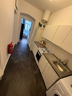 Chic 1BR Apt Steps from Schönbrunn