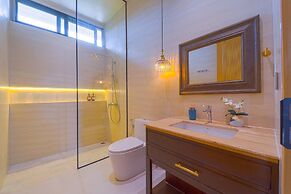 Ultra-Modern 6-Bedroom in GolfCourse PH6