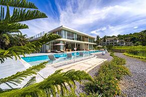 Ultra-Modern 6-Bedroom in GolfCourse PH6