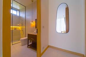 Ultra-Modern 6-Bedroom in GolfCourse PH6