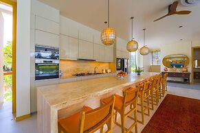 Ultra-Modern 6-Bedroom in GolfCourse PH6