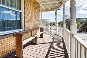Groups Welcome! Historic Queen Anne Gem in Garrett