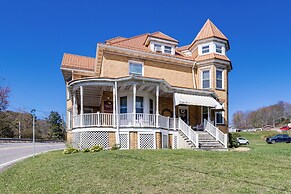 Groups Welcome! Historic Queen Anne Gem in Garrett