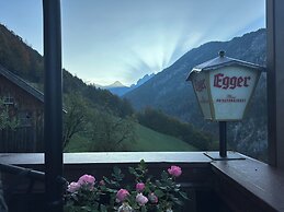 Veitenhof Alm im autofreien Kaisertal