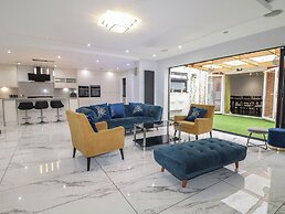 Falcon Bal House