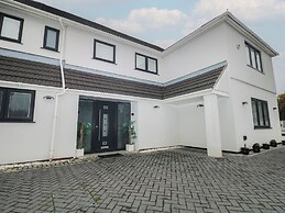 Falcon Bal House