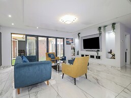 Falcon Bal House