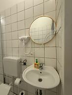 Modern 2BR Apt Steps from Westbahnhof