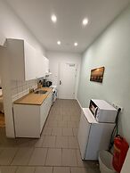 Comfy 2BR Apt Westbahnhof Area