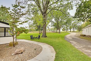 Topeka Farmhouse Hideaway: 5 Mi to Downtown!