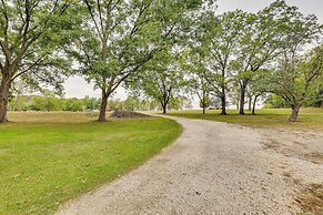 Topeka Farmhouse Hideaway: 5 Mi to Downtown!