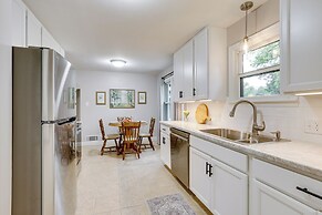 Topeka Farmhouse Hideaway: 5 Mi to Downtown!