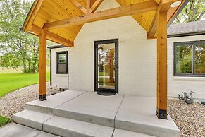 Topeka Farmhouse Hideaway: 5 Mi to Downtown!