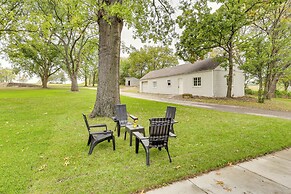 Topeka Farmhouse Hideaway: 5 Mi to Downtown!