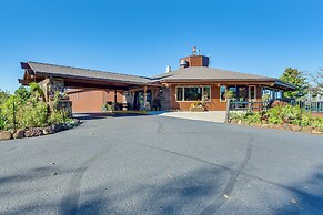 Lake Days, Links & Trails! Danbury Cottage