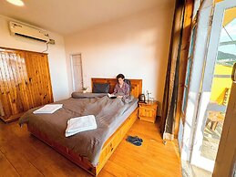 Young Monk Hostel Dharamkot