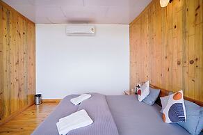 Young Monk Hostel Dharamkot