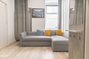 Elegant 3BR Apt Steps from Hauptbahnhof