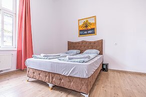 Spacious 5BR Apt Close to Augarten