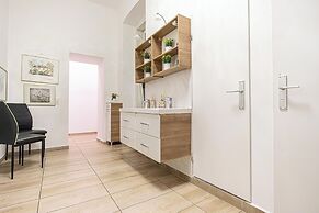 Spacious 5BR Apt Close to Augarten