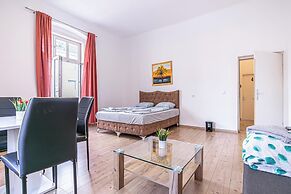 Spacious 5BR Apt Close to Augarten