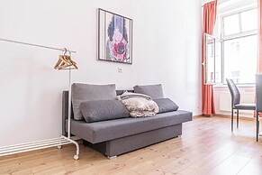 Spacious 5BR Apt Close to Augarten