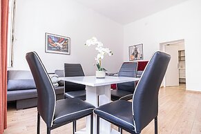 Spacious 5BR Apt Close to Augarten