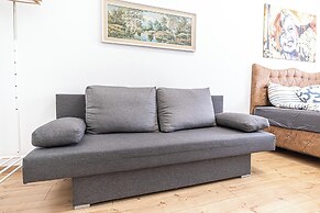 Spacious 5BR Apt Close to Augarten