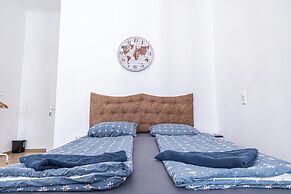 Spacious 5BR Apt Close to Augarten